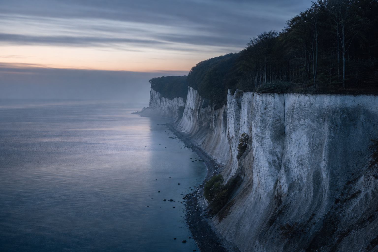 Kreidefelsen und Ostseeküste im Abendlicht